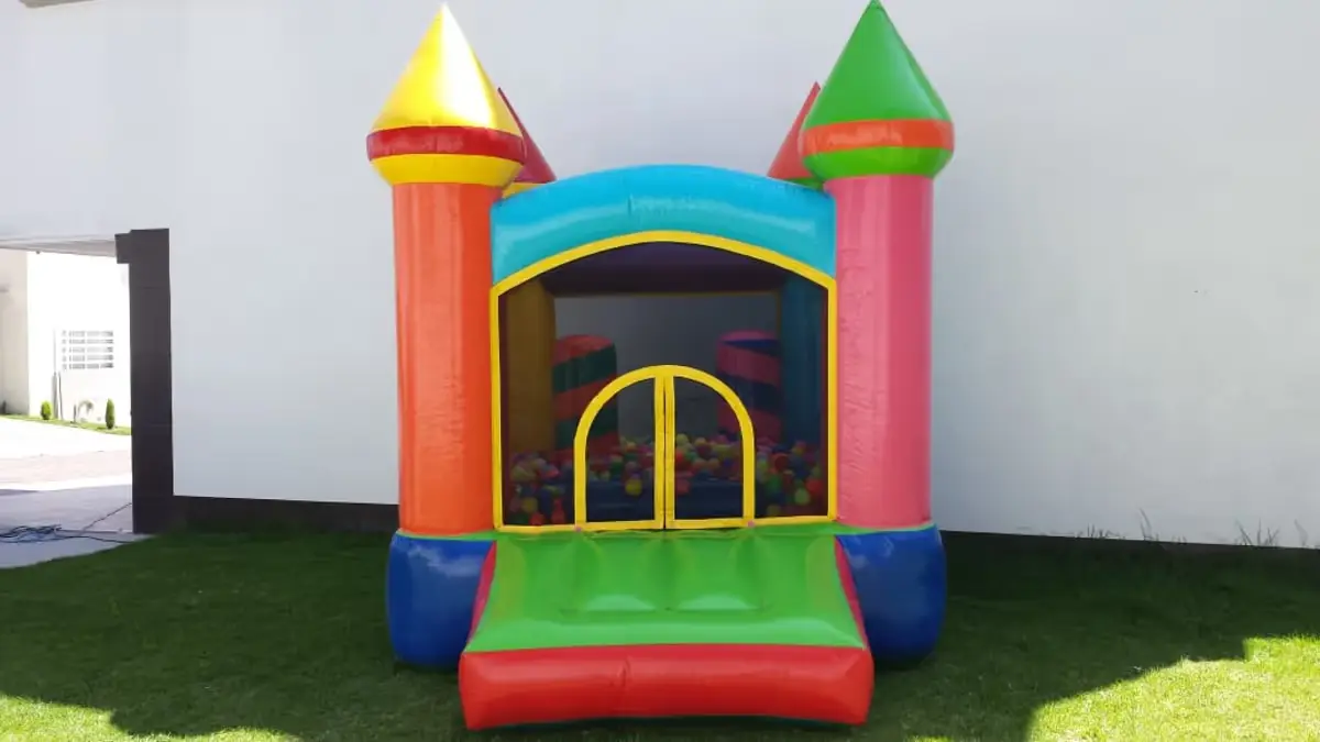 Brincolín para bebé compacto instalado junto a un jardín