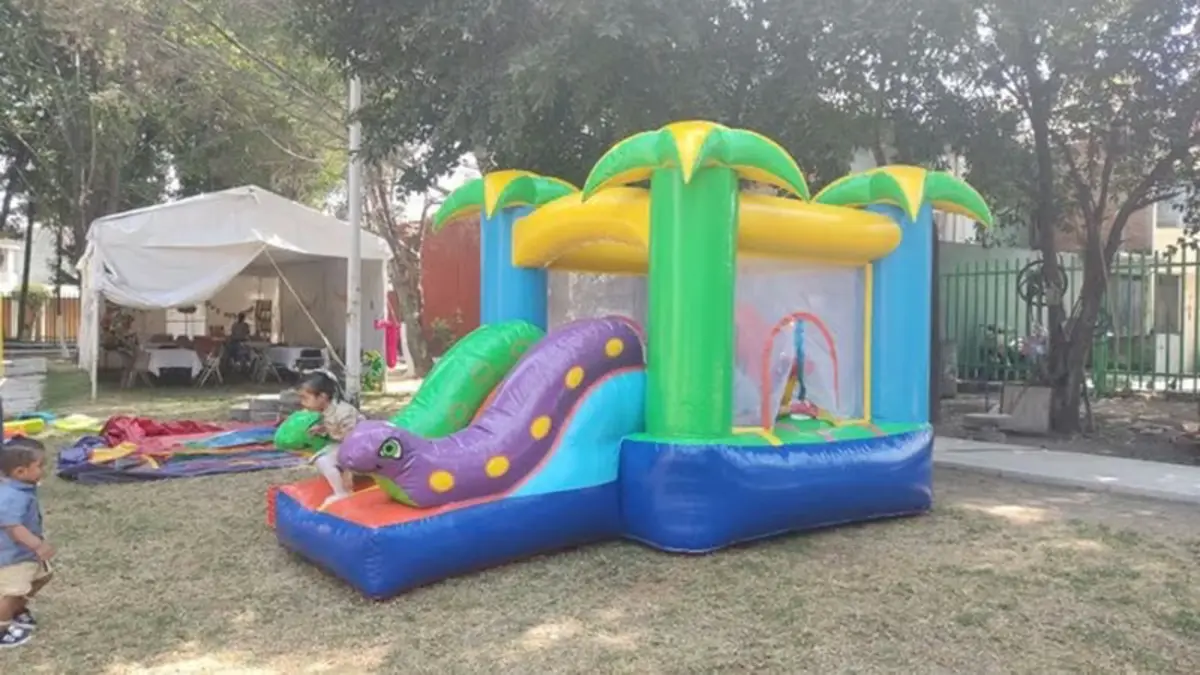 Brincolín para niños con tema de jungla en jardín