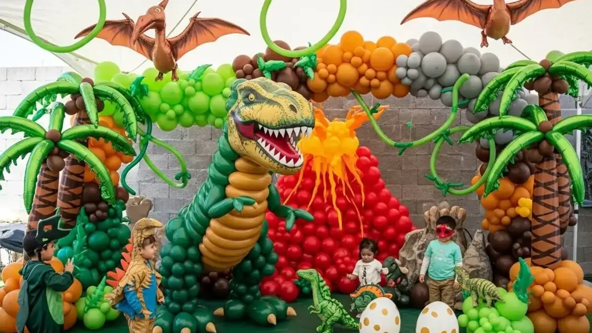 Decoración con globos para cumpleaños infantil con dinosaurios y volcán