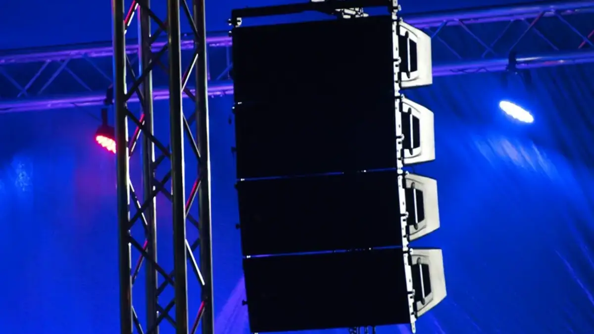 Equipo de sonido profesional para eventos con line array suspendido en escenario