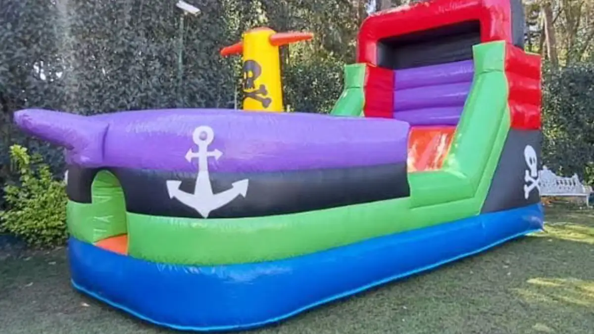 Inflables para fiestas con barco pirata montado en jardín exterior