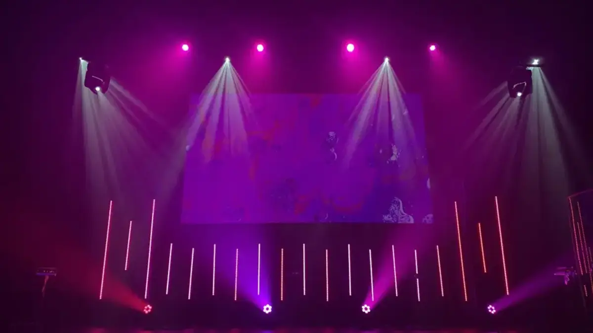 Luz y sonido para fiestas con escenario iluminado y pista de baile