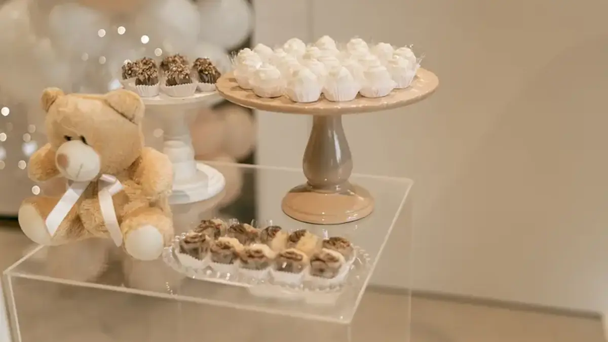 Mesa de dulces para baby shower con osito y postres