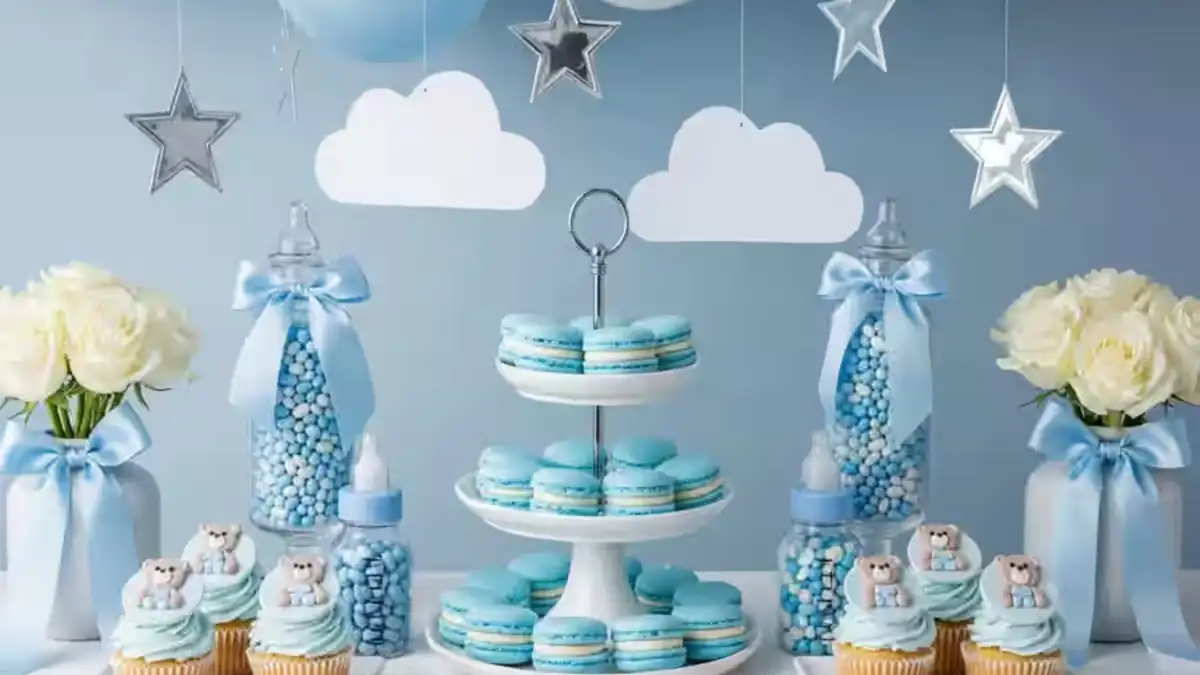 Mesa azul de dulces para cumpleaños con cupcakes, macarons y globos
