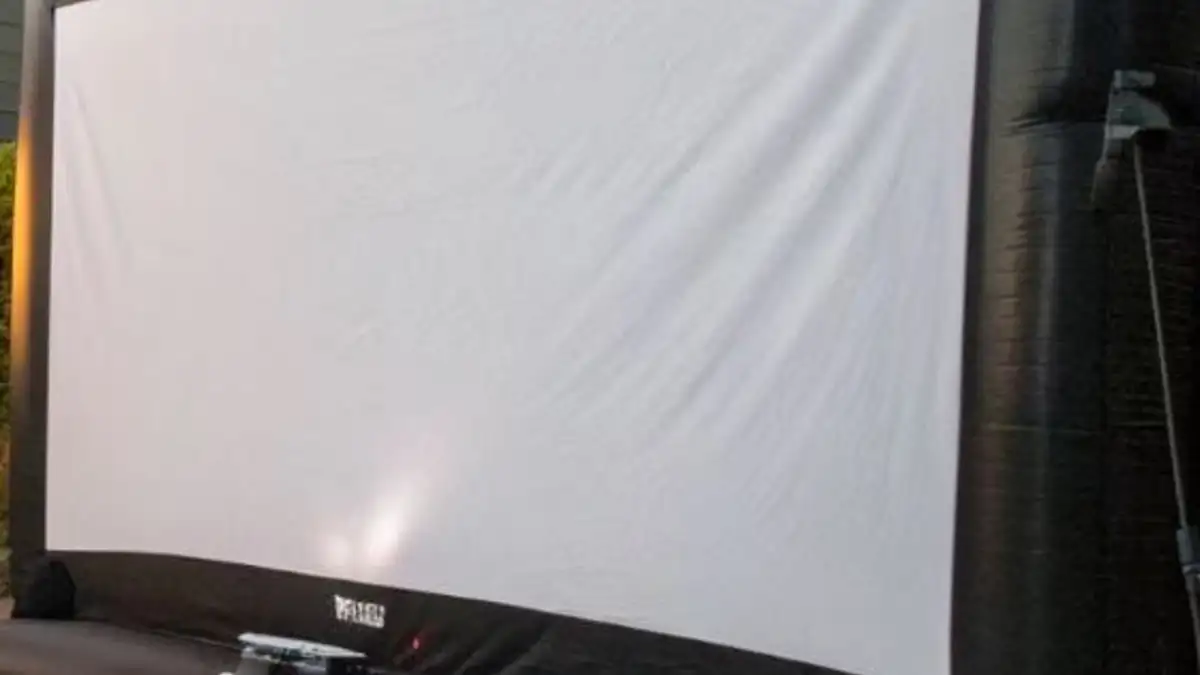 Pantalla inflable blanca instalada para cine al aire libre nocturno