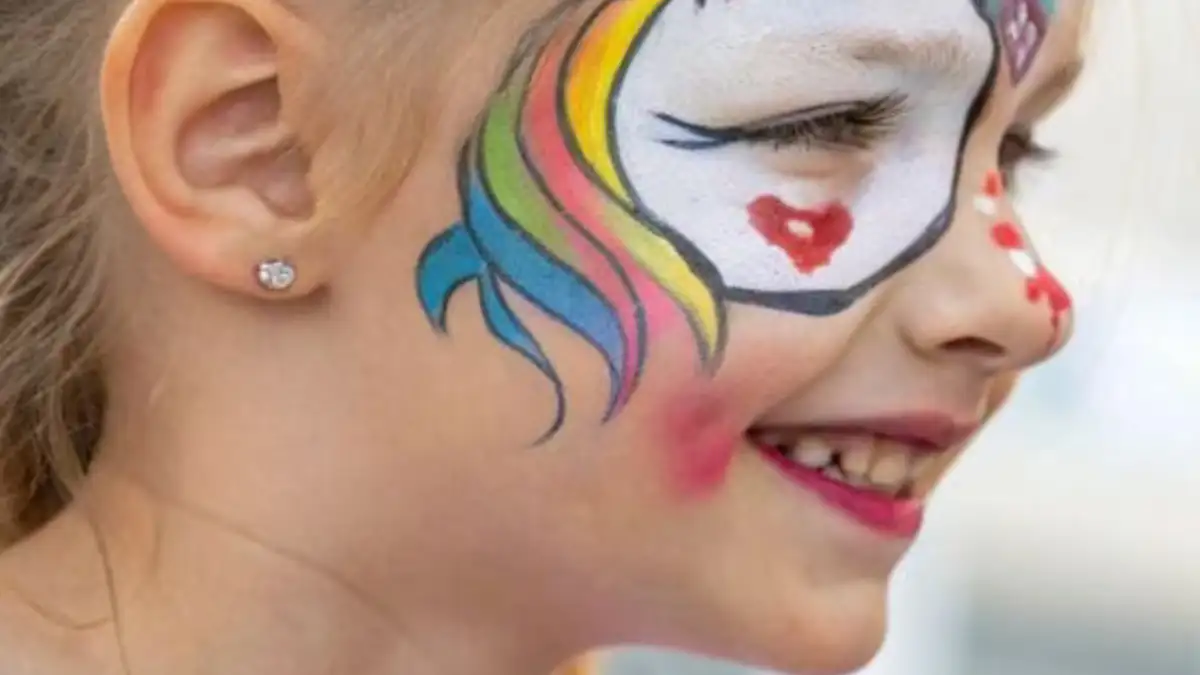 Paquetes para fiestas infantiles con niña usando pintacaritas de unicornio