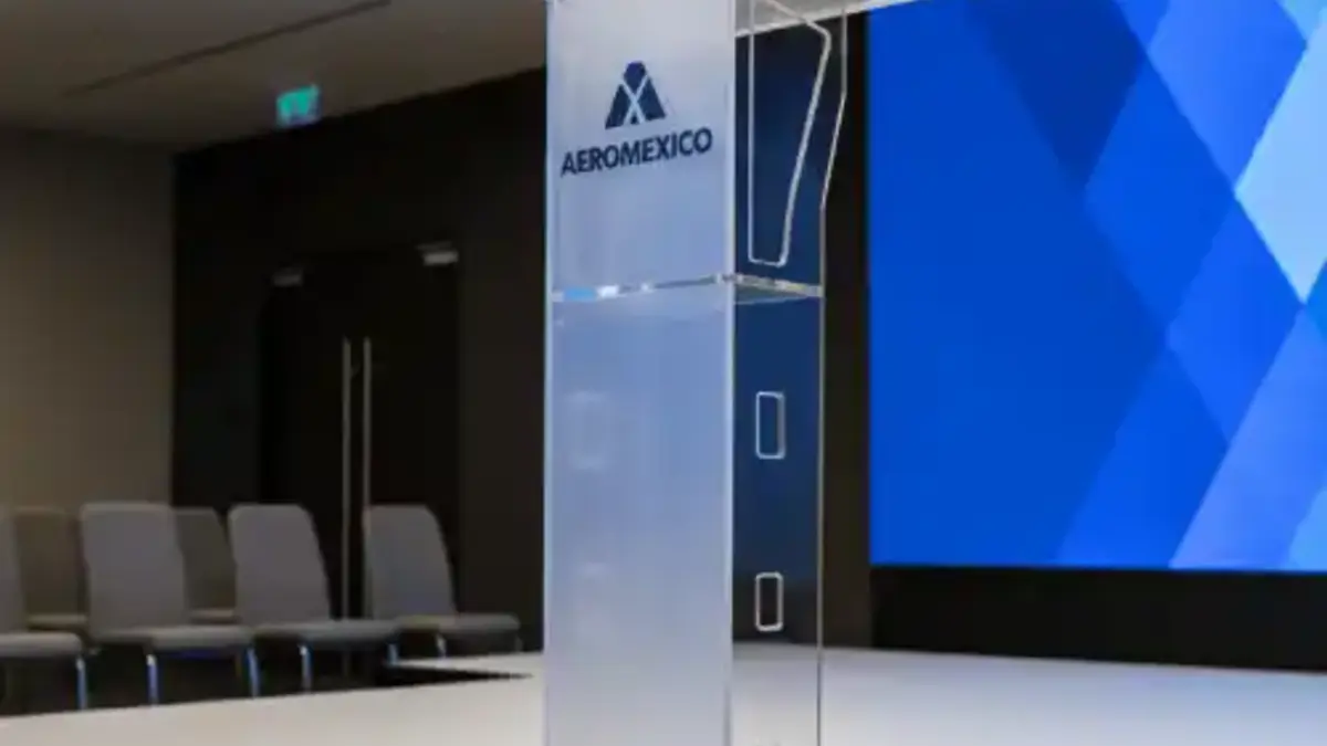 Podium de acrílico personalizado frente a pantalla en evento corporativo