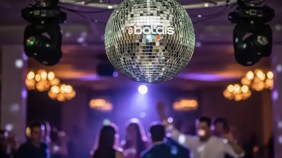 Renta de bola disco instalada sobre pista de evento nocturno
