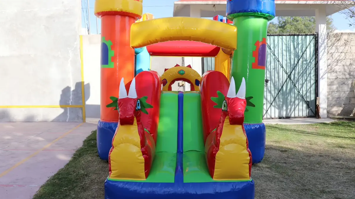 Castillo inflable de dragones con resbaladilla en terraza residencial