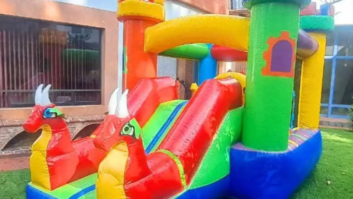 Renta de inflables con castillo de dragones instalado en jardín