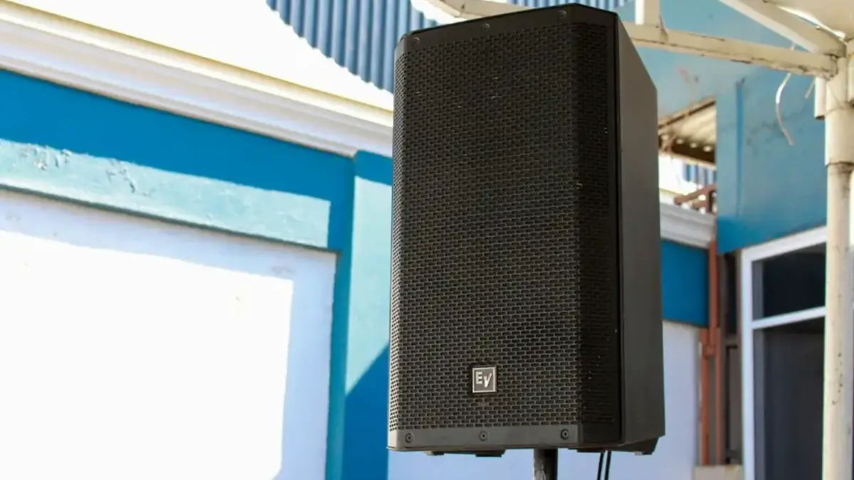 Renta de sonido para eventos con bocina activa instalada en terraza