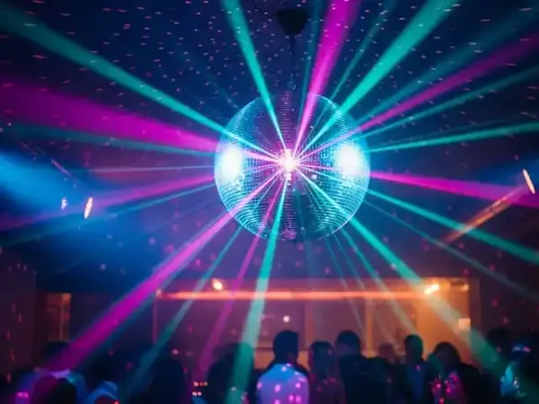 Bola disco LED iluminada con haces de colores sobre una pista
