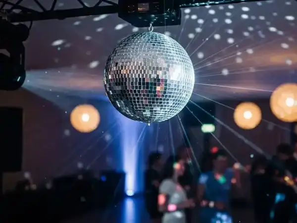 Bola de espejos sobre una pista de baile con reflejos de luz