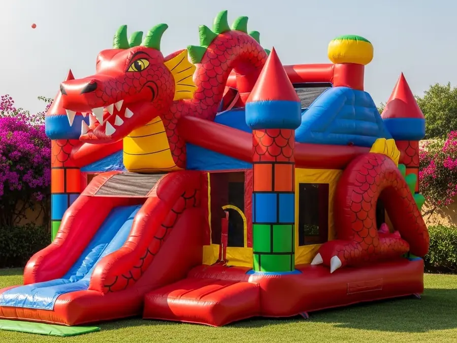 Castillos inflables con dragones rojos instalados en jardín para fiesta