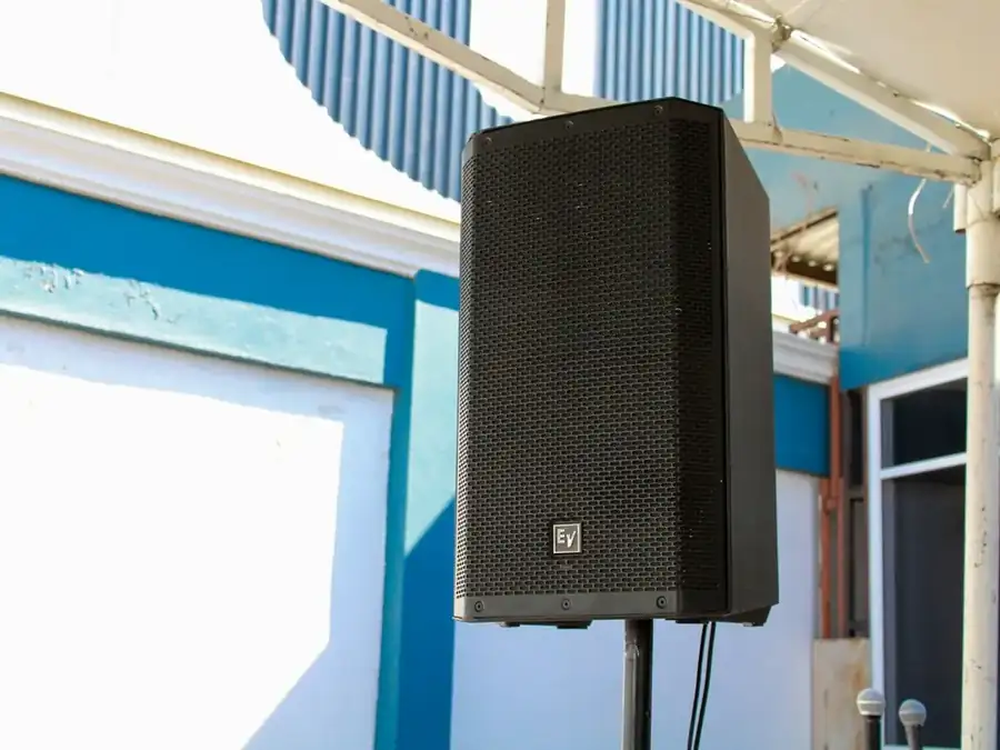 Equipo de sonido para fiestas con bocina profesional instalada en evento