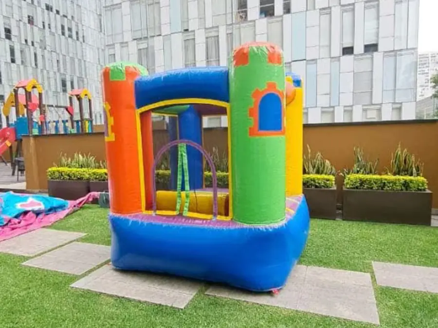 Inflables para fiestas infantiles con modelo compacto de colores