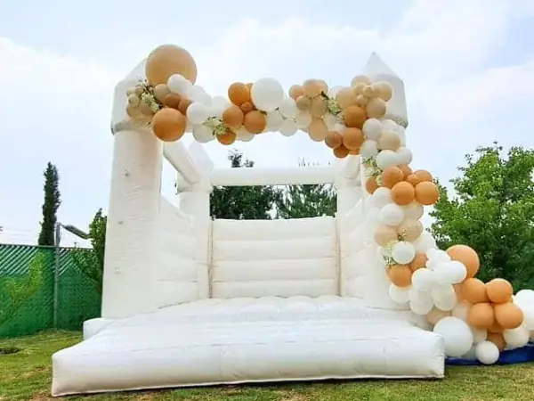 Inflables para fiesta con castillo blanco instalado al aire libre
