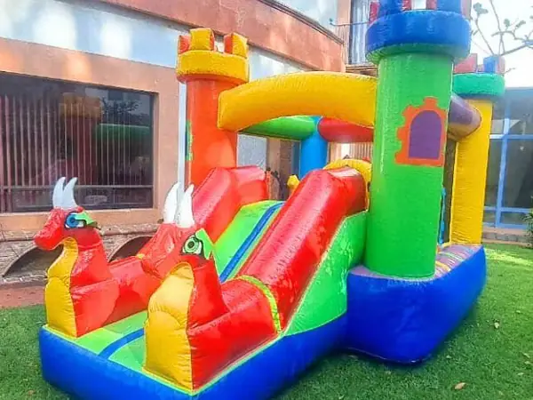 Inflables para fiestas con castillo de dragones y resbaladilla