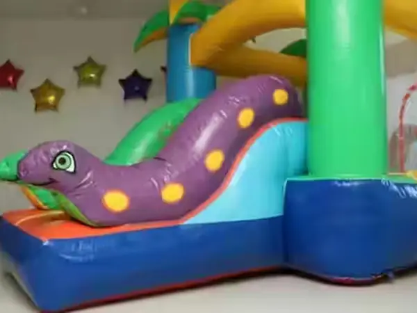 Juegos inflables de jungla con animales y palmeras para fiesta infantil