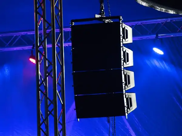 Line array suspendido para sonido profesional para eventos