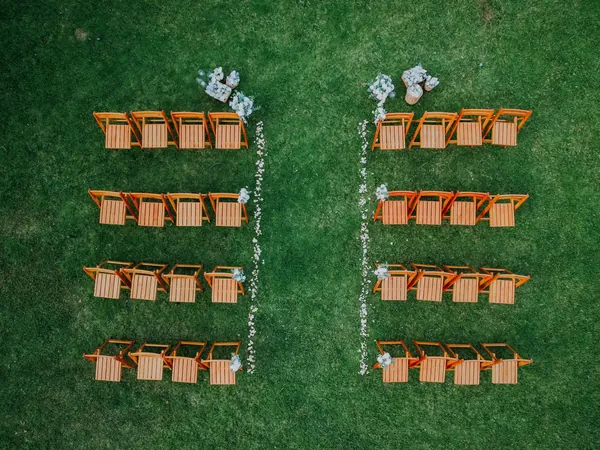 Video aéreo de boda con las sillas de la ceremonia vistas desde un dron