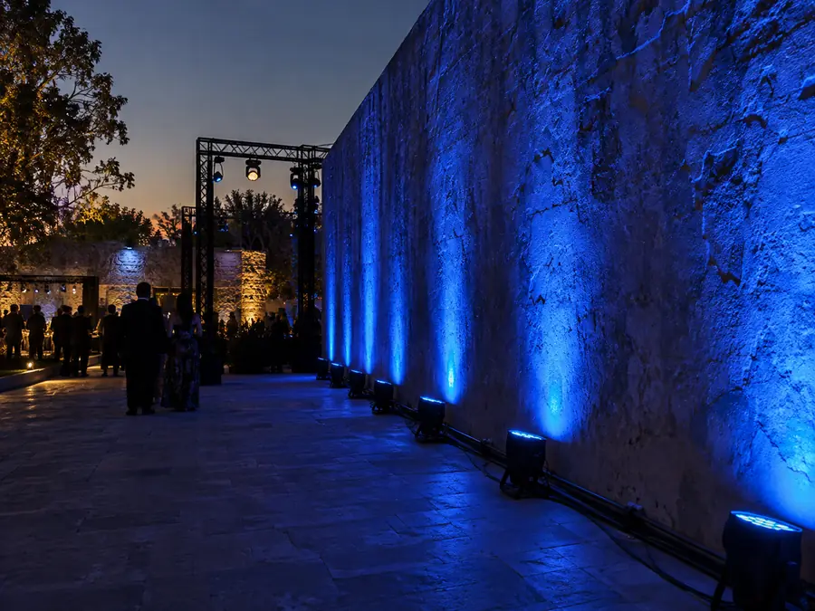 Fila de reflectores LED iluminando un muro texturizado