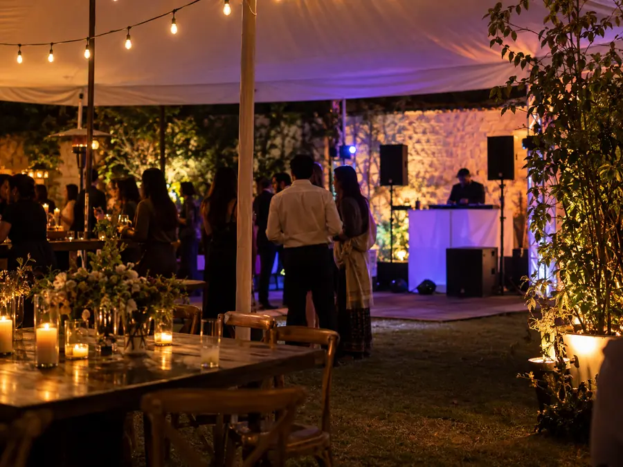 Fiesta en jardín con bocinas compactas y subwoofer