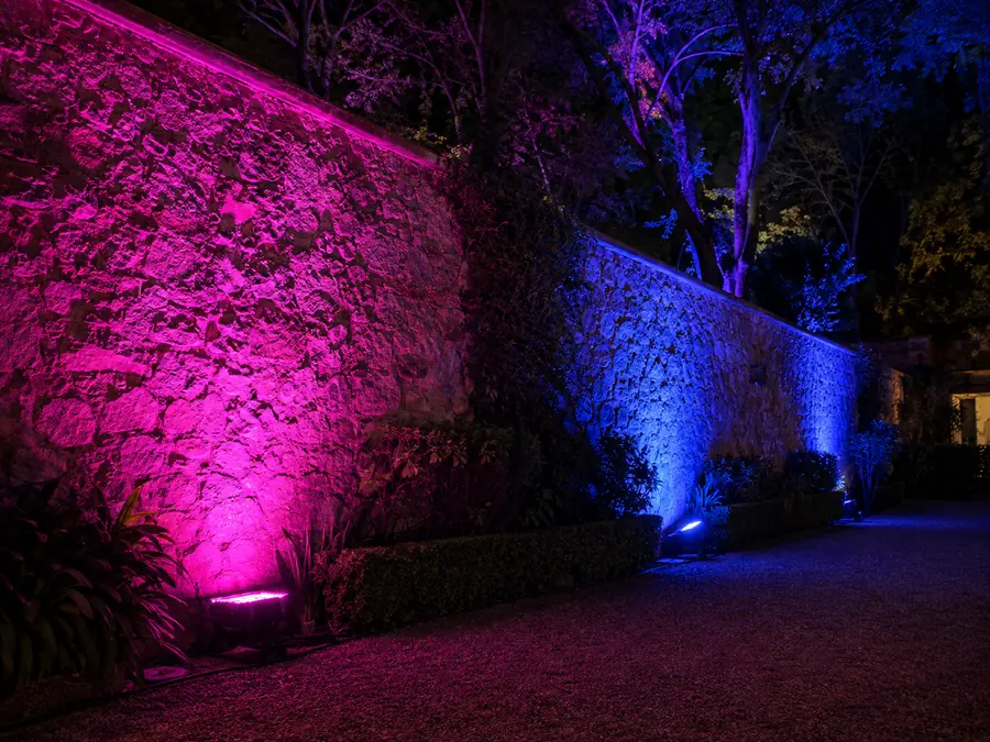 Dos reflectores City Color LED proyectando color sobre un muro
