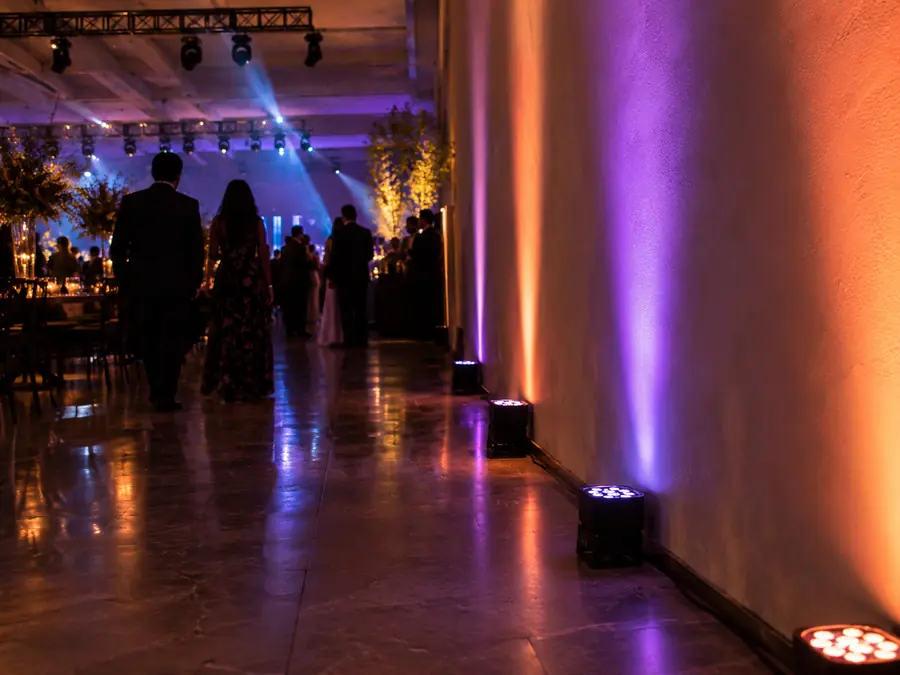 Reflectores LED compactos de piso sobre un muro
