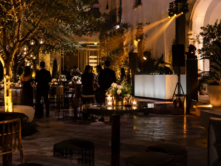 Evento corporativo con cabina de DJ en ambiente lounge
