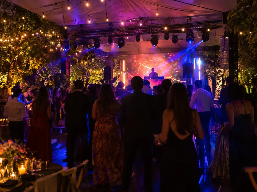 Fiesta en jardín con DJ bajo carpa