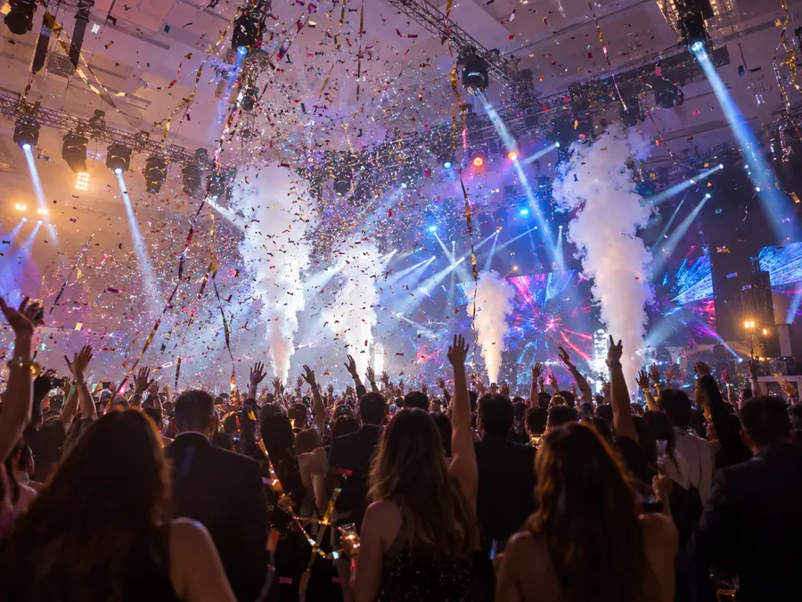 Pista de fiesta con confeti y chorros de CO2 en la hora loca