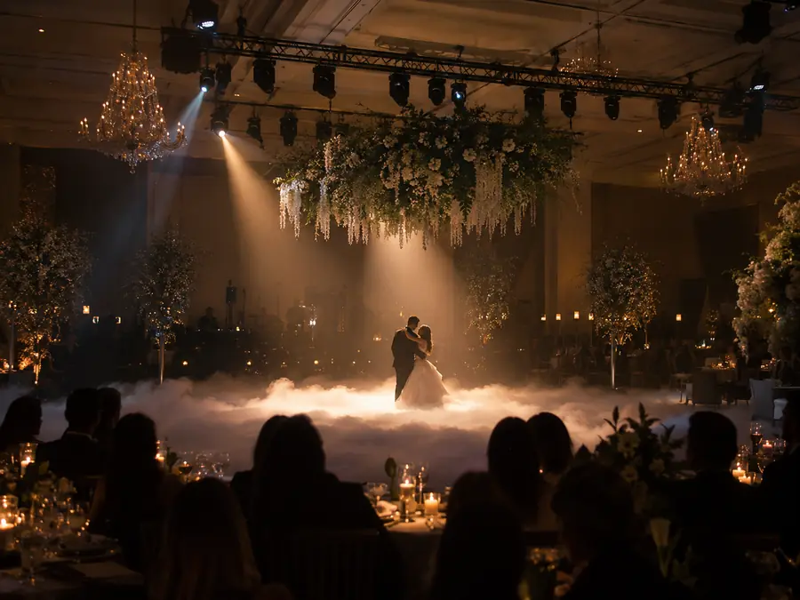 Pareja bailando el vals sobre humo bajo en un salón con candiles