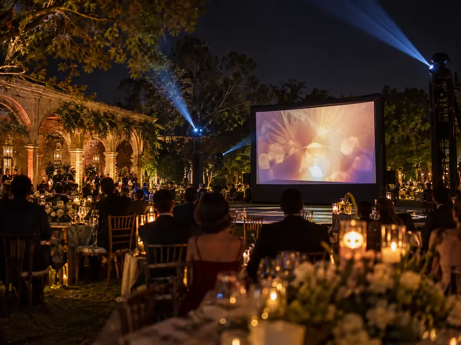 Boda en hacienda con pantalla inflable gigante