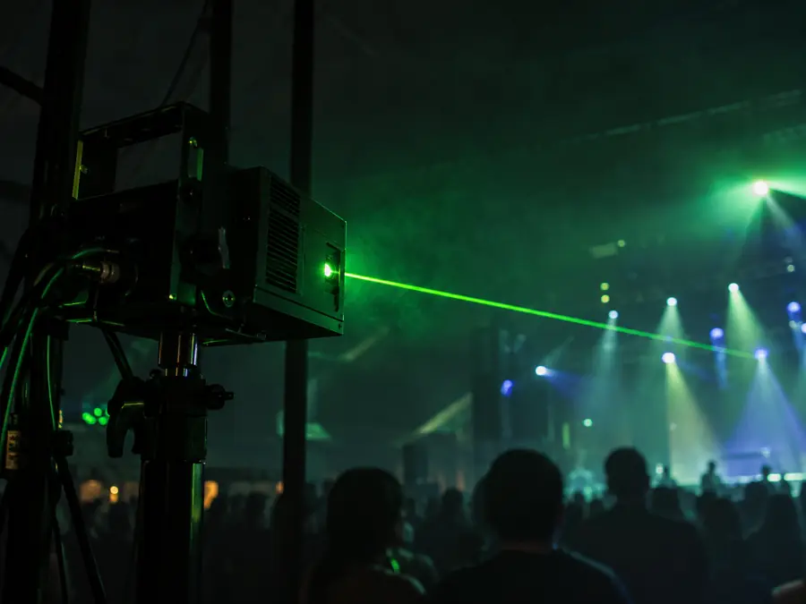 Proyector láser profesional emitiendo un haz fino en niebla