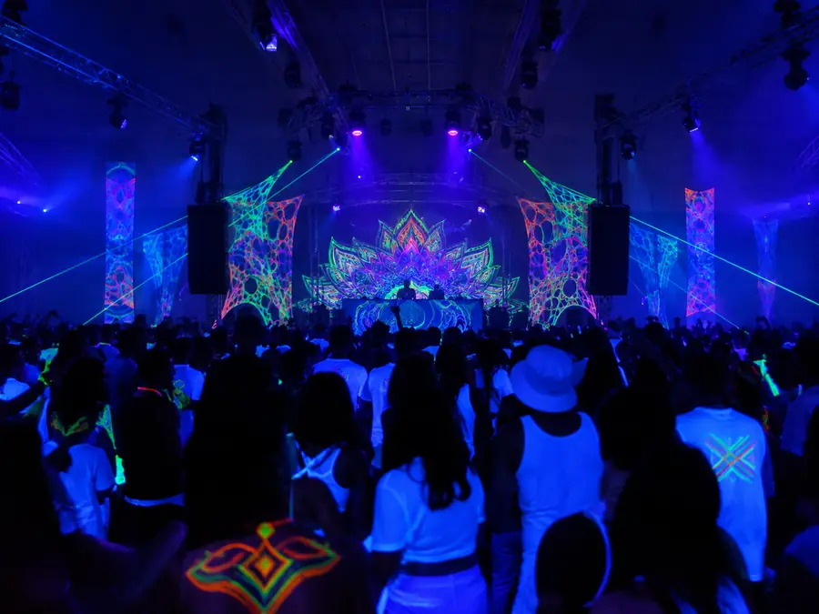 Fiesta glow con luz negra UV y ropa fluorescente