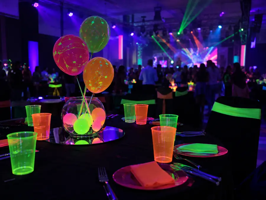 Mesa con decoración fluorescente bajo luz UV