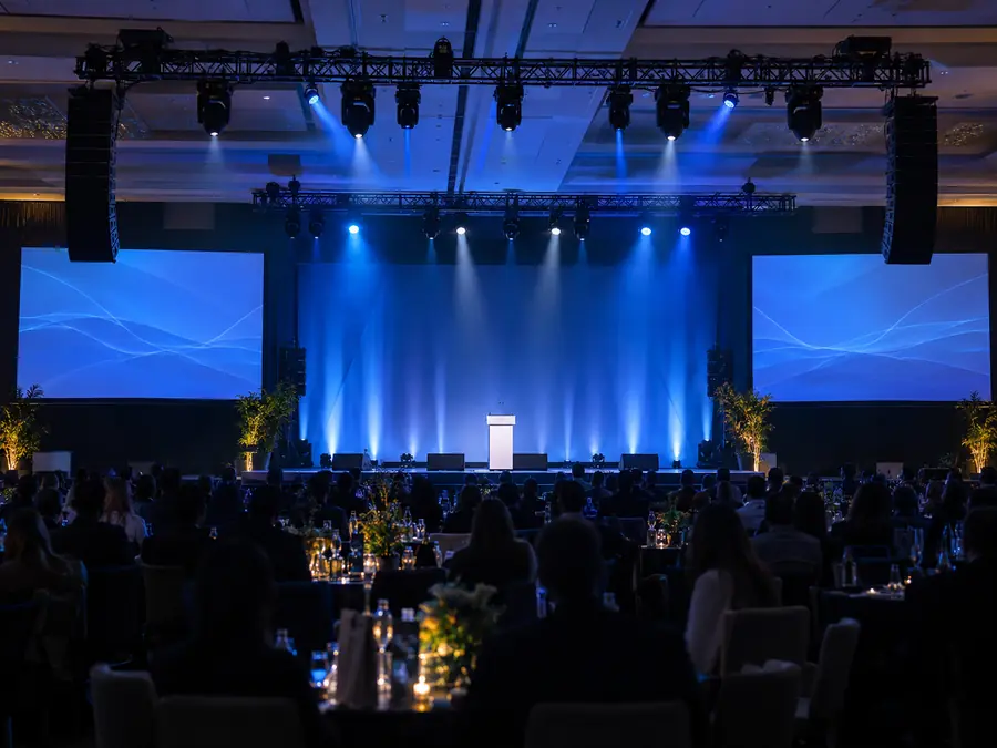 Evento corporativo con audio y luz de escenario