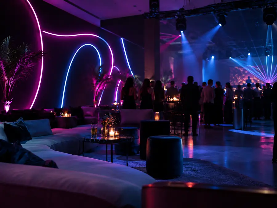 Lounge con tubos de neón LED en tonos rosa y azul