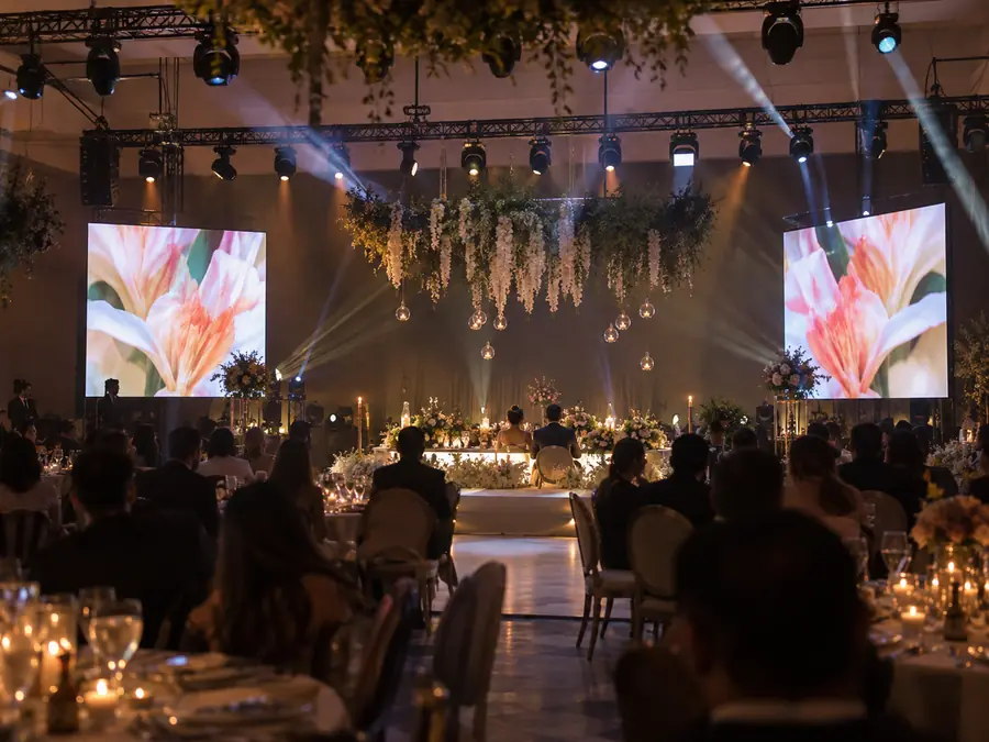 Dos pantallas LED junto a la mesa principal de una boda