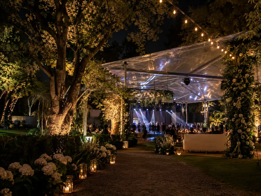 Boda en jardín de noche iluminada con energía de planta de luz