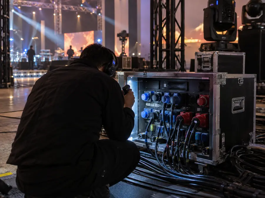 Tablero de distribución eléctrica y cableado en un evento