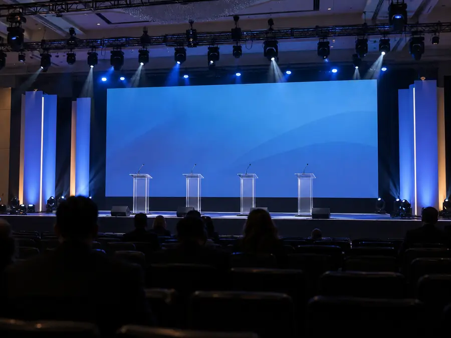 Escenario de congreso con cuatro podiums de acrílico