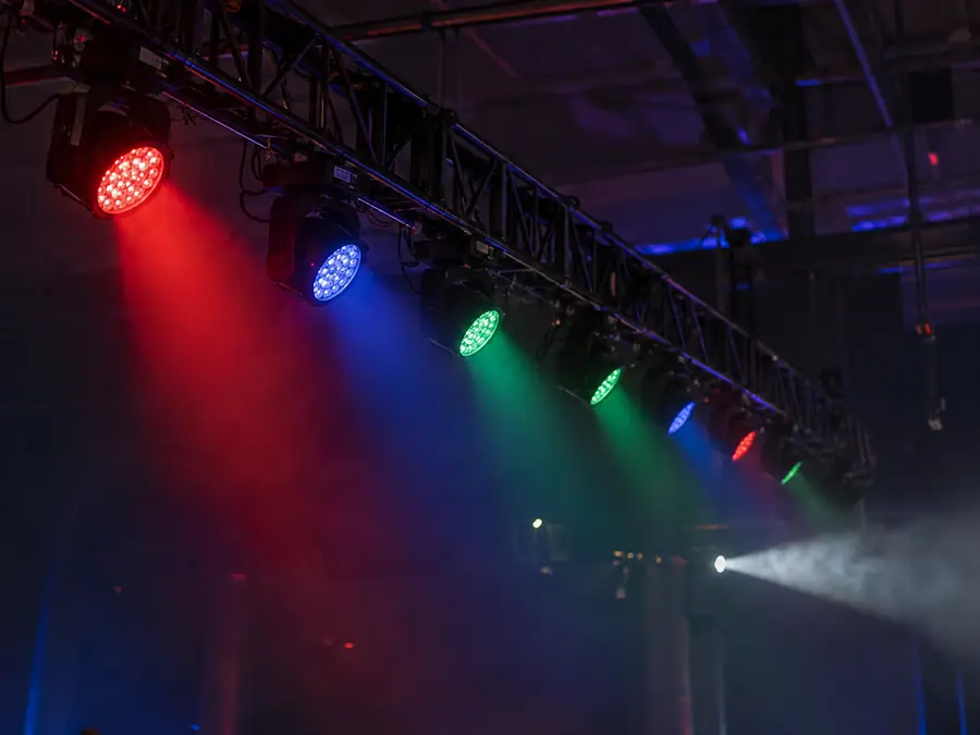 Reflectores PAR LED de colores en una barra de truss