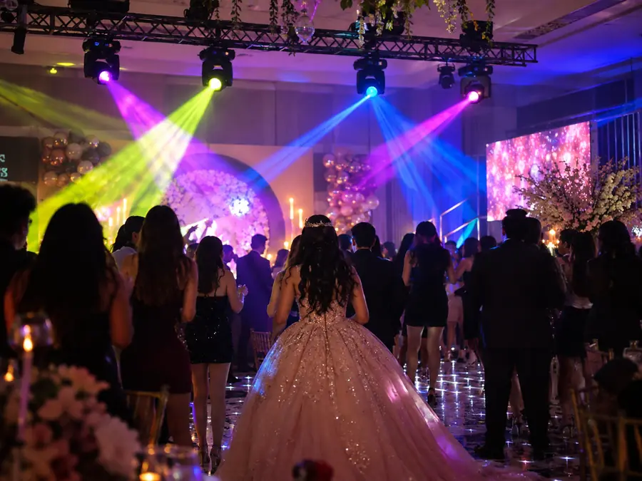 Fiesta de XV años con robots LED en truss sobre la pista