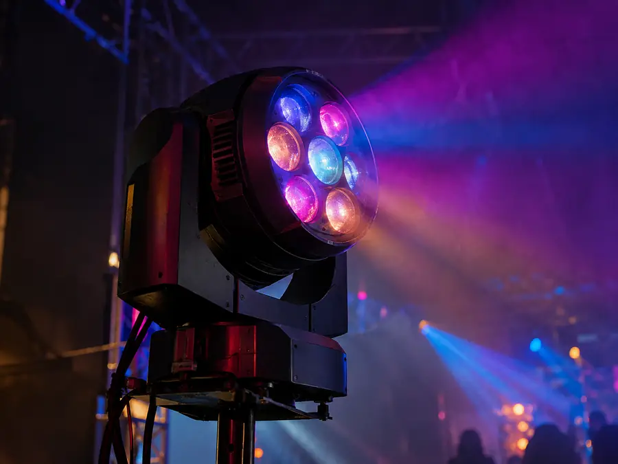 Robot LED profesional proyectando haces de color