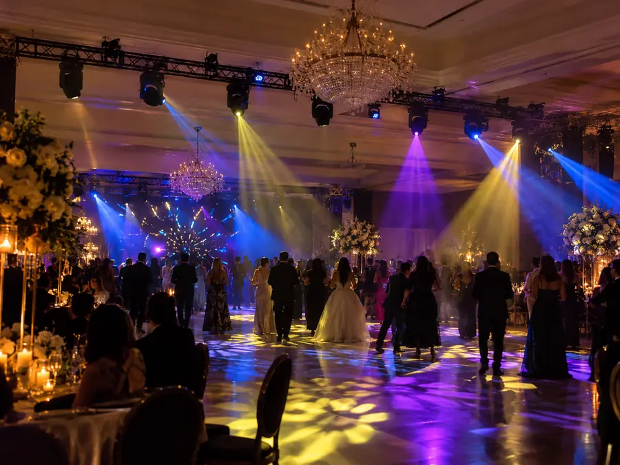 Pista de boda con patrones de luces robóticas en el piso