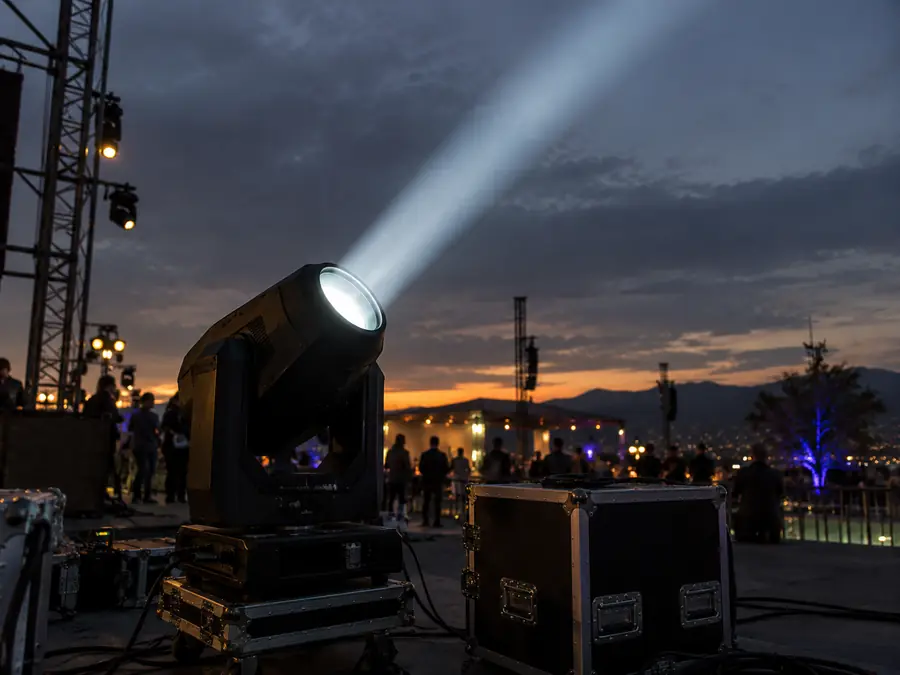 Unidad profesional de sky tracker al atardecer