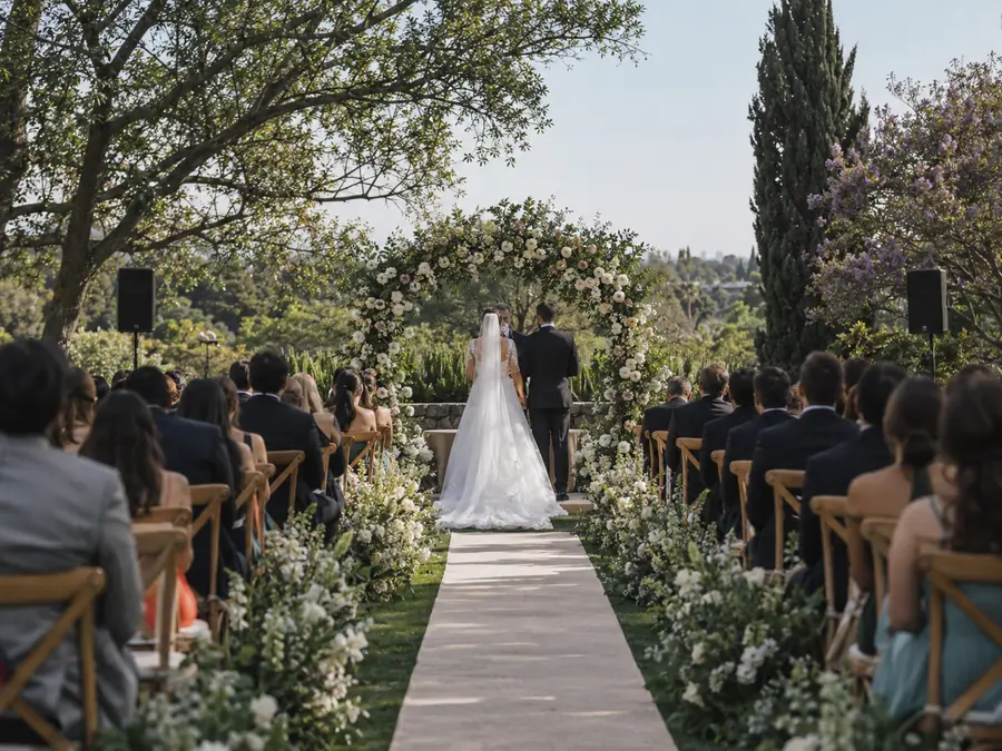 Ceremonia en jardín con bocinas discretas a los lados